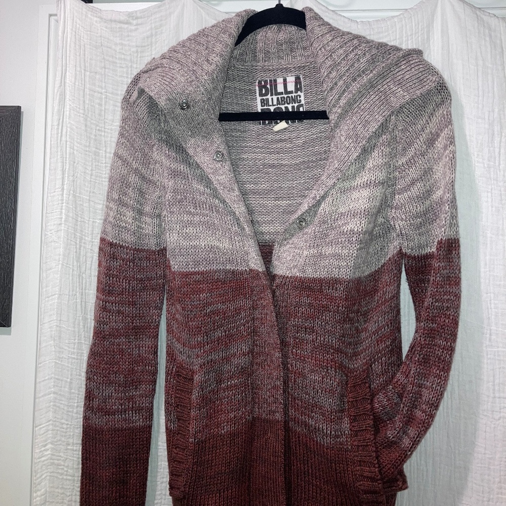 Billabong snap sweater. Size small 100% cotton. Maroon and grey